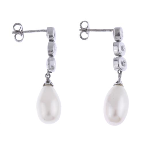 Long earrings with pearls and diamonds.