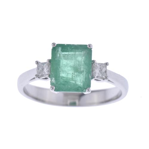 Anillo con esmeralda y diamantes.