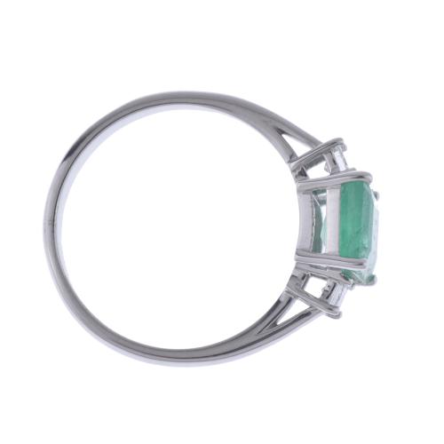 Anillo con esmeralda y diamantes.