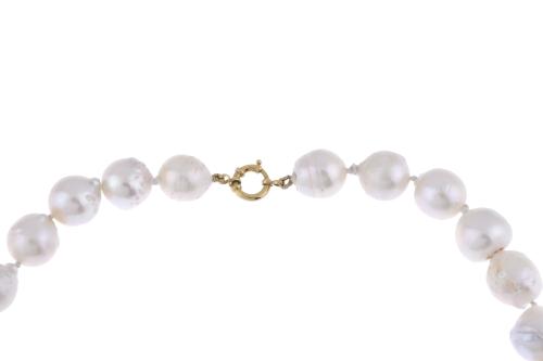 Collar de perlas barrocas.