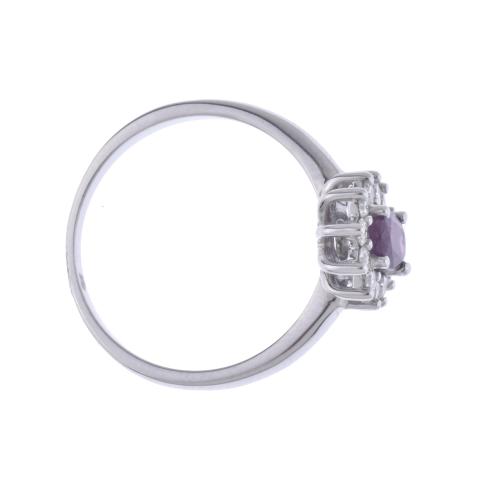 Anillo con rubí y rosetón de diamantes.
