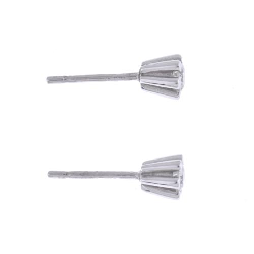 Pendientes con diamantes en forma de flor.