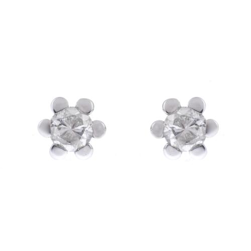 Pendientes con diamantes en forma de flor.