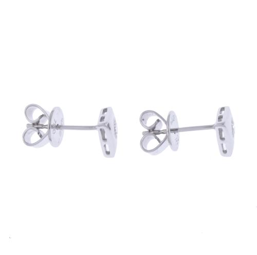 Pendientes triangulares con diamantes.