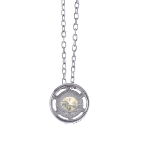 Collar colgante con chatón de diamante.
