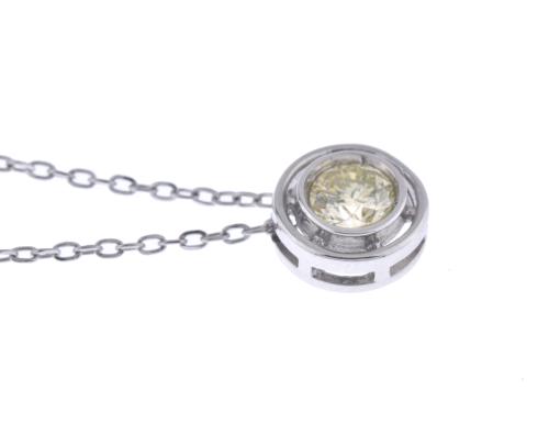 Collar colgante con chatón de diamante.