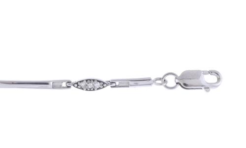Pulsera semi rígida con diamantes.