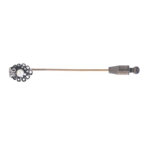 Shell-shaped tie pin with pearl and diamonds, 1920's.