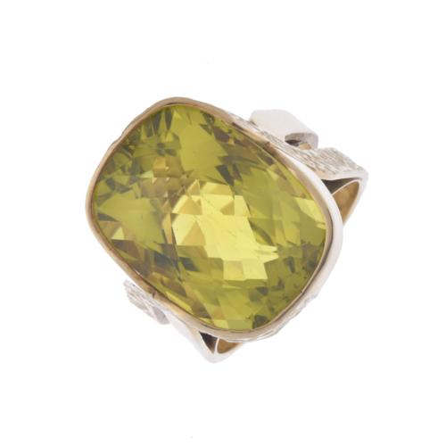 Anillo con citrino lima.