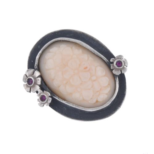 Anillo floral con coral blanco.