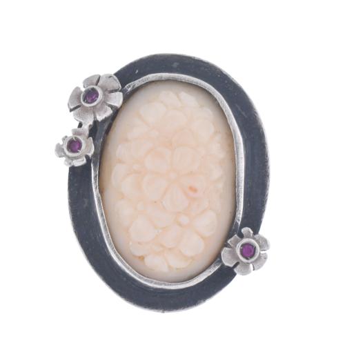 Anillo floral con coral blanco.
