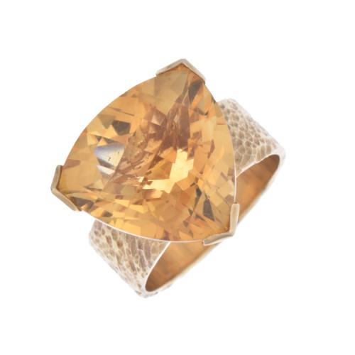 Ring with citrine.