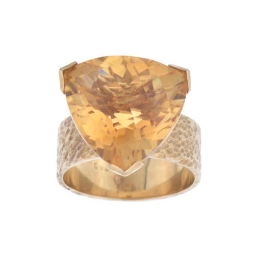 Ring with citrine.