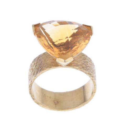 Ring with citrine.