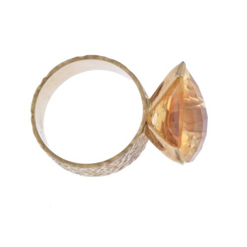 Ring with citrine.