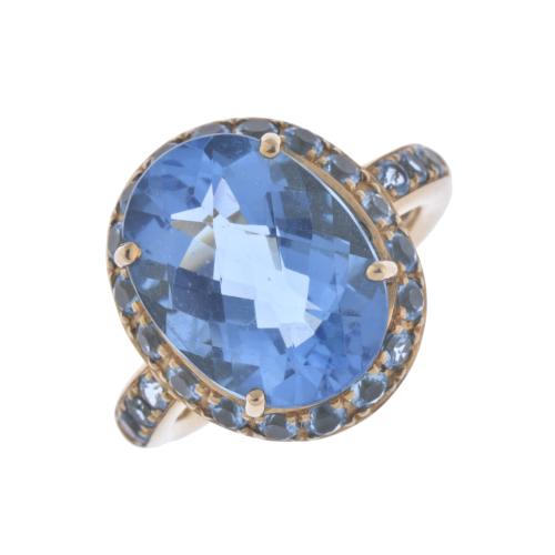 Ring with blue topaz.
