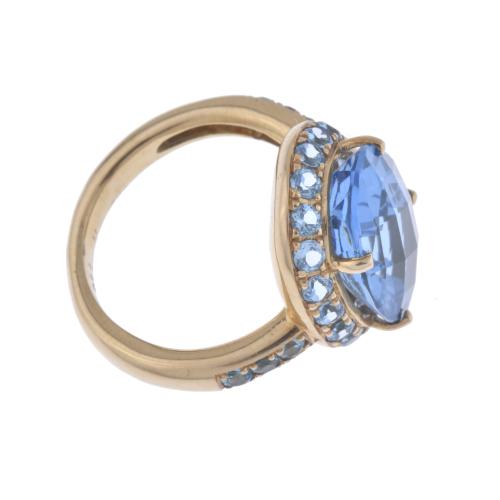Ring with blue topaz.