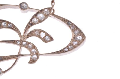 Collar colgante estilo modernista con diamantes.
