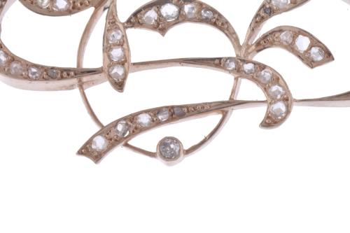 Collar colgante estilo modernista con diamantes.