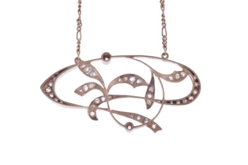 Collar colgante estilo modernista con diamantes.
