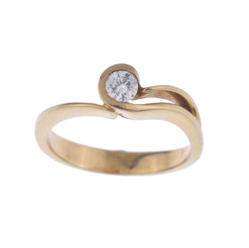 Solitaire ring with diamond.
