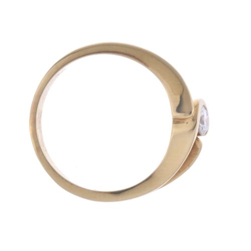 Solitaire ring with diamond.