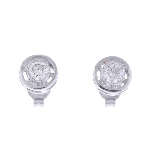 Earrings with diamonds bezel setting.