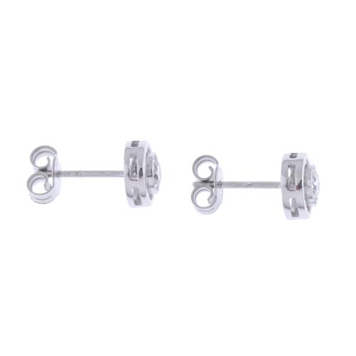 Earrings with diamonds bezel setting.
