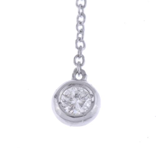 Collar con colgante estilo corbata de diamantes.