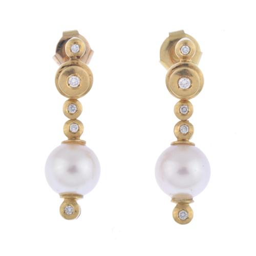 Pearls and diamonds earrings.