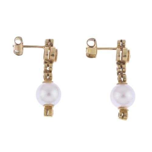 Pearls and diamonds earrings.