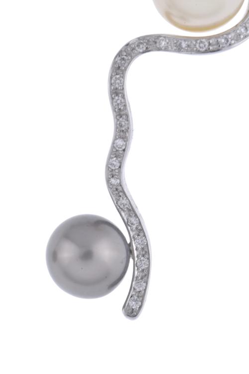 Pendientes largos con perlas de tres colores y diamantes.