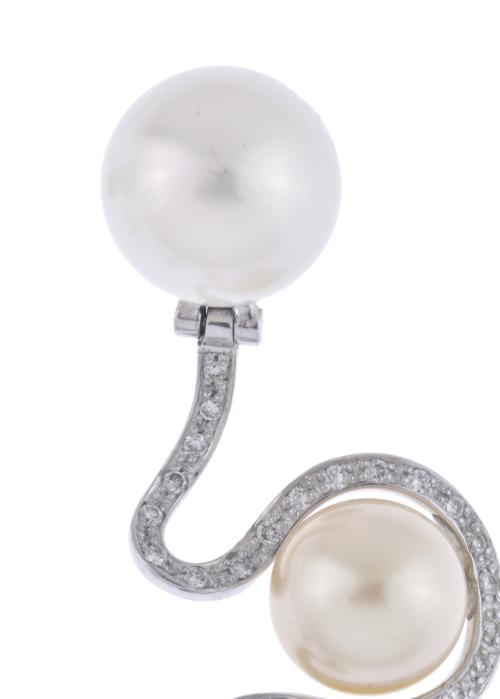 Pendientes largos con perlas de tres colores y diamantes.
