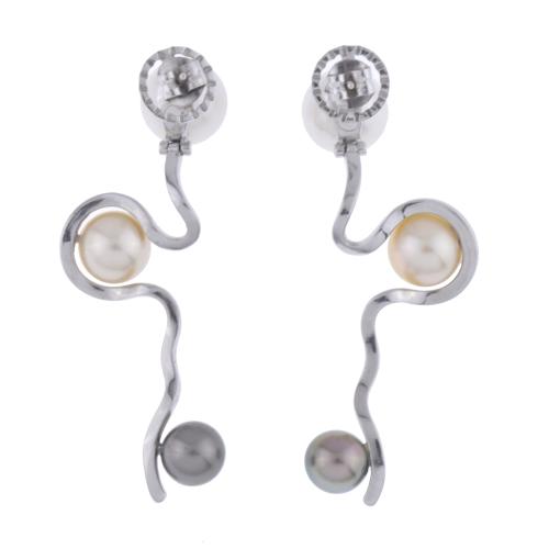 Pendientes largos con perlas de tres colores y diamantes.
