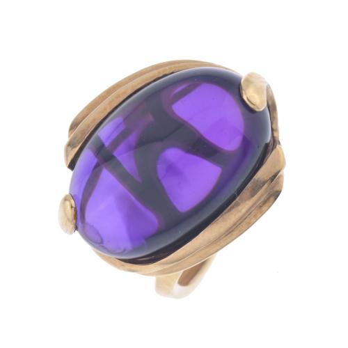 Ring with amethyst.