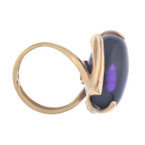 Ring with amethyst.