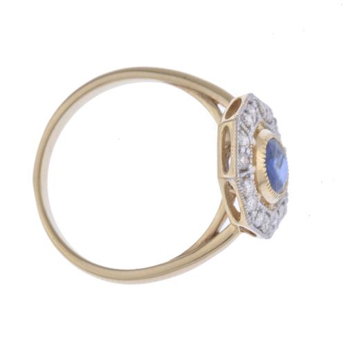 Anillo con zafiro y diamantes.