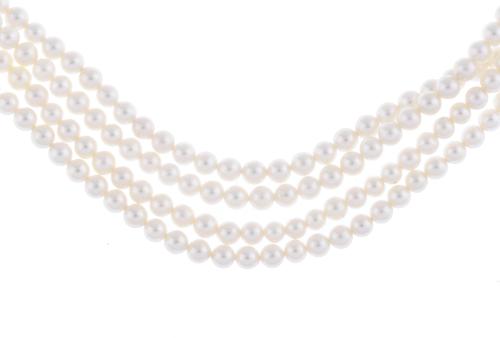 Collar de perlas de cuatro hilos.
