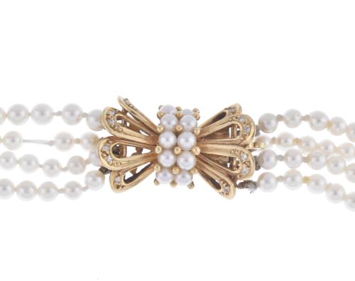 Collar de perlas de cuatro hilos.