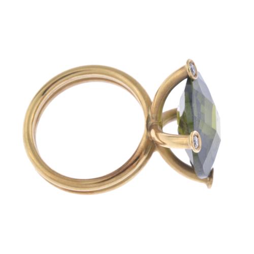 Anillo con topacio verde y circonitas.