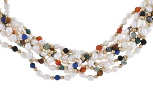 Collar de perlas de siete hilos y pedrería multicolor.