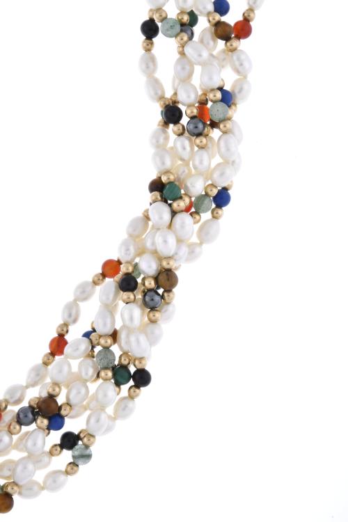 Collar de perlas de siete hilos y pedrería multicolor.
