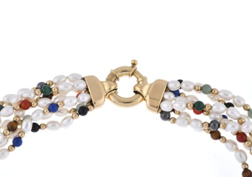 Collar de perlas de siete hilos y pedrería multicolor.