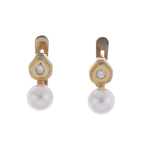 You and me earrings with pearl and diamonds.