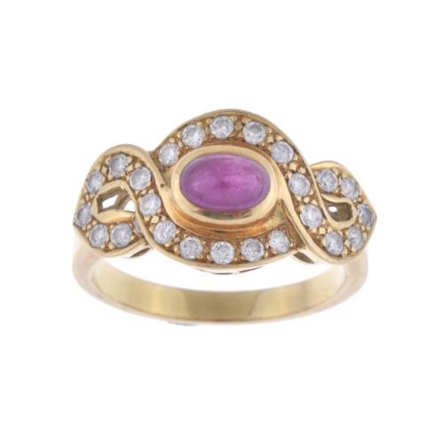 Anillo con rubí y diamantes.