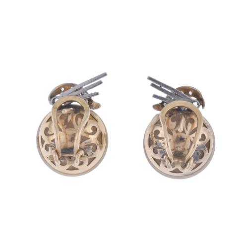 Pendientes con perla mabé y diamantes.