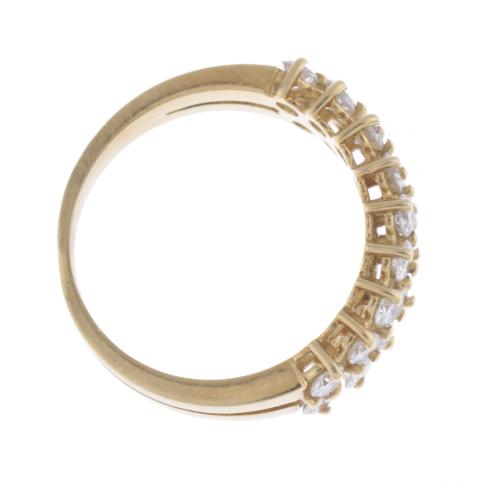 Anillo media alianza con doble carril de diamantes.
