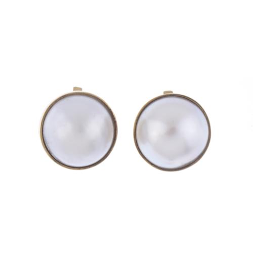 Earrings with mabé pearl.