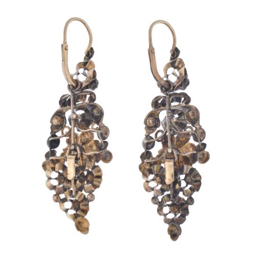 Pendientes con diamantes, estilo popular valenciano.