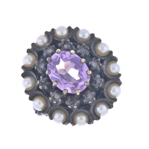 Elizabethan ring with pearls and amethyst. Second half of the 19th century.